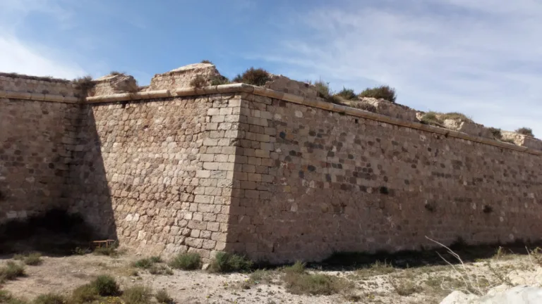 El PCAN denuncia que el Castillo de los Moros sigue sin presupuesto tres años después