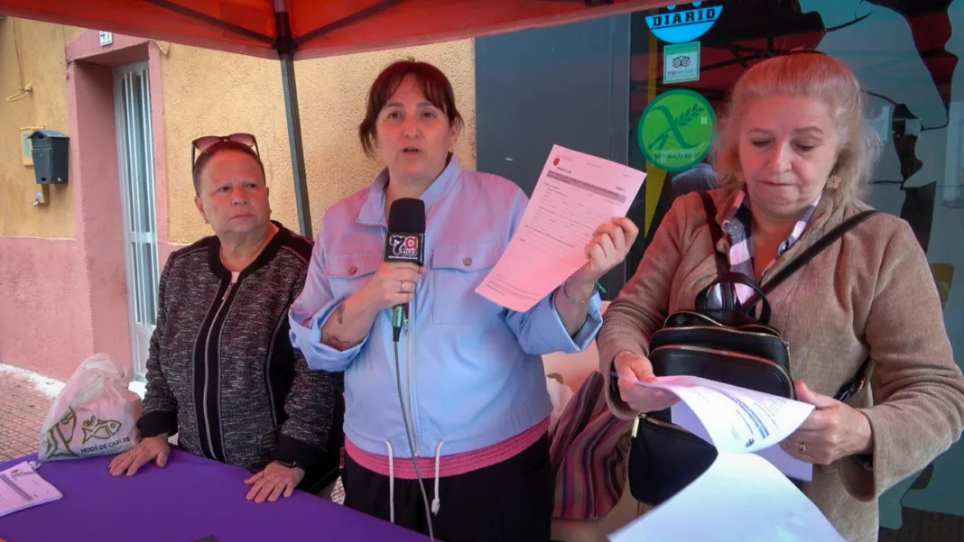 IU-Verdes recoge firmas contra el cribado privado del cáncer de mama en Alhama