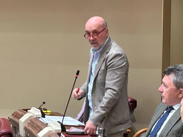 IU carga contra López Miras por vivienda y comedores escolares