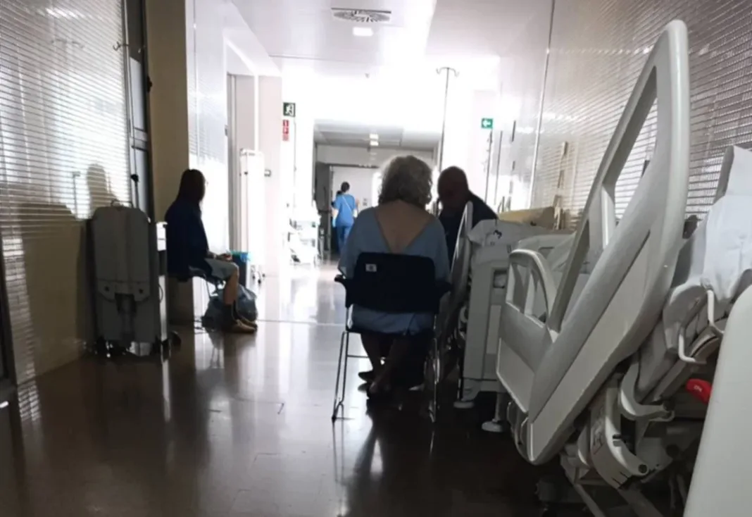 El PSOE denuncia más de 40 camas en los pasillos del Santa Lucía