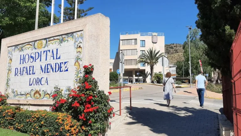 El PSOE exige saber cuántos lorquinos pueden estar afectados por las prótesis caducadas