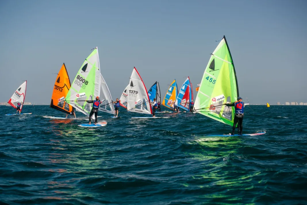 Los Alcázares convierte el Mar Menor en pista europea de funboard