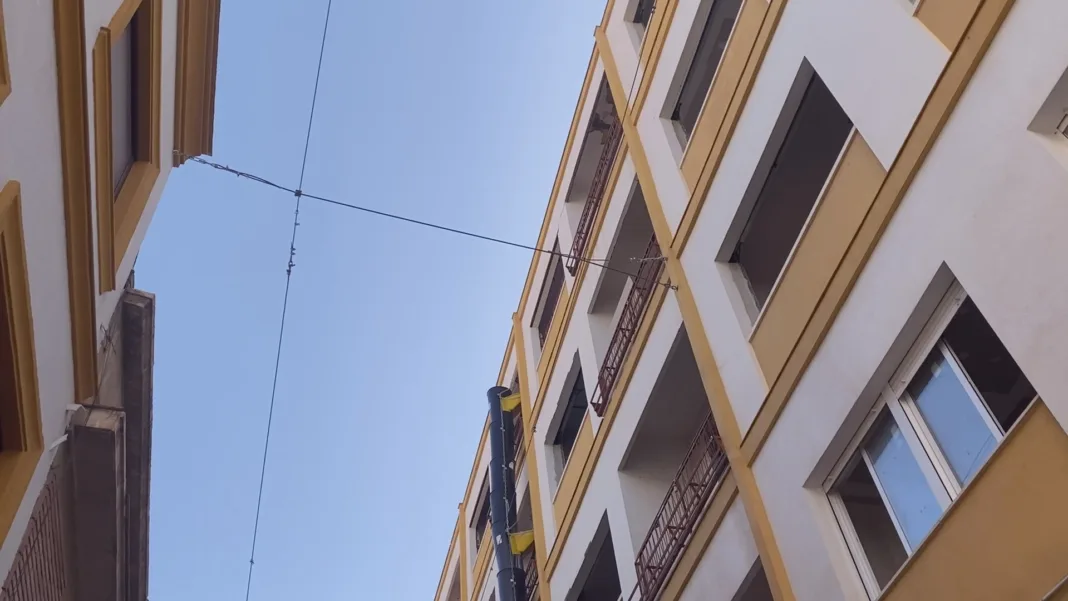Lorca llega al calor sin toldos y con el comercio esperando