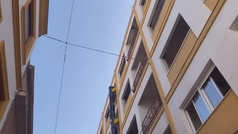 Lorca llega al calor sin toldos y con el comercio esperando