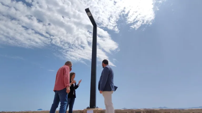 Los Alcázares renueva 240 farolas led en su Paseo Marítimo