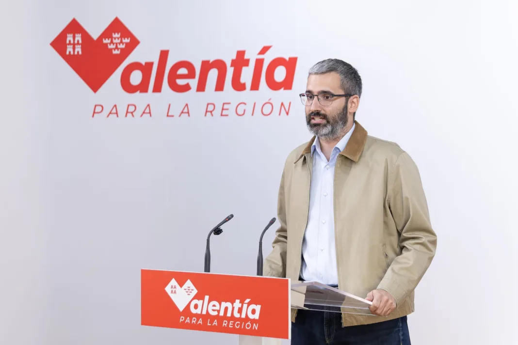El PSRM se persona en la causa de las prótesis y exige dimisiones en el Gobierno regional #### **Francisco Lucas acusa a López Miras de “mentir” sobre el uso de material sanitario caducado en operaciones** El PSRM-PSOE ha anunciado este viernes su personación como acusación popular en la causa judicial que investiga la presunta trama de fraude relacionada con compras de material sanitario en el Servicio Murciano de Salud (SMS). El secretario general de los socialistas murcianos, Francisco Lucas, aseguró que la decisión busca “defender la salud de los ciudadanos y ciudadanas de la Región de Murcia” y garantizar que “todo el peso de la ley caiga sobre los responsables”. Lucas sostuvo además que el caso investigado “no es solo una cuestión económica”, sino una trama que habría puesto “en riesgo la vida de muchos pacientes” de la sanidad pública regional. “Estamos ante una situación muy grave. Desde el PSRM vamos a llegar hasta el final”, afirmó el dirigente socialista en la nota remitida a los medios. La investigación desarrollada por la Policía Nacional apunta a un supuesto entramado relacionado con compras irregulares de material sanitario, sobrecostes millonarios y posible utilización de productos caducados o no homologados en intervenciones médicas realizadas en la Región de Murcia. #### **Lucas acusa al Gobierno regional de “mentir a la ciudadanía”** El líder socialista cargó duramente contra el Ejecutivo de Fernando López Miras y acusó al Gobierno regional de haber modificado su versión pública sobre el alcance del caso. “El Gobierno de López Miras ha mentido a la ciudadanía”, afirmó Francisco Lucas, quien contrapuso las declaraciones realizadas por la Consejería de Salud con el contenido de las investigaciones policiales. Según expone el dirigente socialista, el Ejecutivo regional pasó inicialmente de negar el uso de prótesis caducadas a sostener posteriormente que “a día de hoy” no existen pacientes con ese tipo de material implantado. Sin embargo, Lucas recordó que la Policía Nacional recoge expresamente en sus investigaciones que “se han llegado a utilizar en operaciones médicas productos sanitarios caducados, generando un riesgo para la salud pública”. “¿Quién dice la verdad? ¿López Miras o la Policía Nacional? Que cada uno saque sus propias conclusiones”, añadió el secretario general del PSRM. El dirigente socialista reiteró además su exigencia de dimisión inmediata del consejero de Salud, asegurando que “no puede permanecer ni un segundo más en el cargo”. #### **El PSOE reclama revisar a todos los pacientes afectados** Francisco Lucas afirmó que existe una “gran preocupación” entre numerosos ciudadanos de la Región de Murcia ante la posibilidad de haber sido intervenidos con material sanitario investigado. “Muchas personas no saben si sus familiares, sus padres, sus hijos o ellas mismas han sido intervenidas con material caducado o no homologado”, señaló. Por ello, el PSRM reclama al Gobierno regional que contacte con todos los pacientes potencialmente afectados, revise su estado de salud y sustituya cualquier material que no reúna las condiciones adecuadas. Lucas insistió además en que la ciudadanía “merece conocer toda la verdad” y reclamó transparencia absoluta sobre el alcance de la investigación y sus posibles consecuencias sanitarias. El secretario general socialista exigió también la comparecencia pública de López Miras para responder preguntas relacionadas con el número de pacientes afectados, posibles consecuencias clínicas y eventuales fallecimientos vinculados al caso. La investigación policial sobre la presunta trama del SMS se ha convertido ya en uno de los mayores escándalos sanitarios y políticos de los últimos años en la Región de Murcia y mantiene bajo el foco tanto el sistema de compras sanitarias como las derivaciones de operaciones a centros concertados privados.