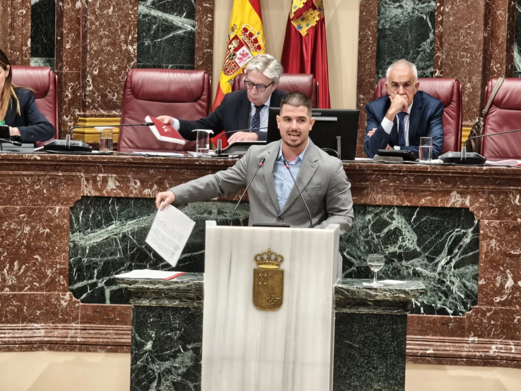 López Miras deja sin protocolo al alumnado trans de la Región