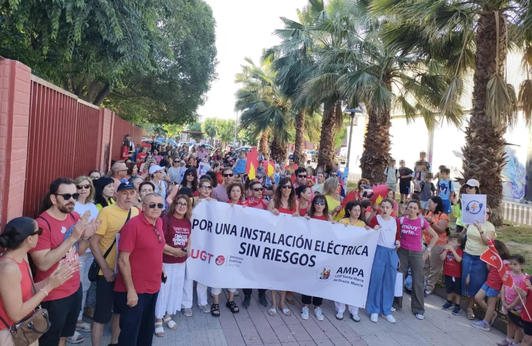 concentración CEIP Santa María de Gracia 260526 Familias del Santa María de Gracia denuncian riesgo eléctrico grave