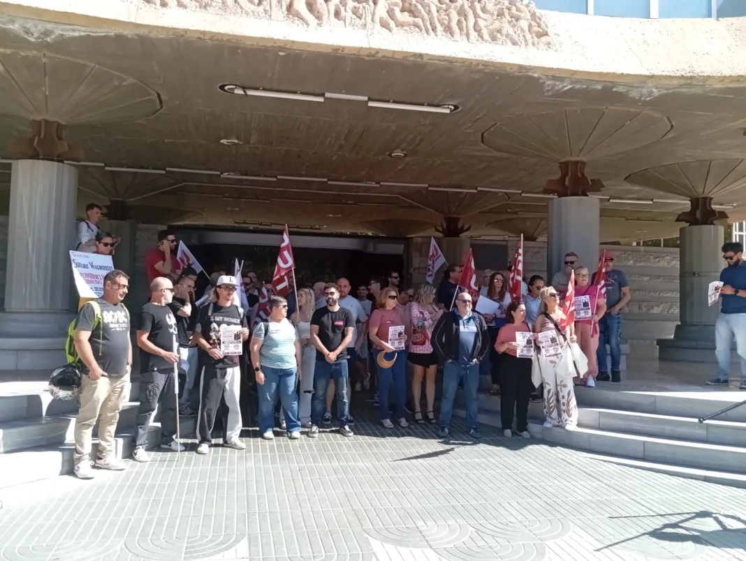 concentración asamblea regional - sector protección menores y reforma juvenil 270526 -1 Trabajadores de protección de menores exigen salarios dignos ante la Asamblea
