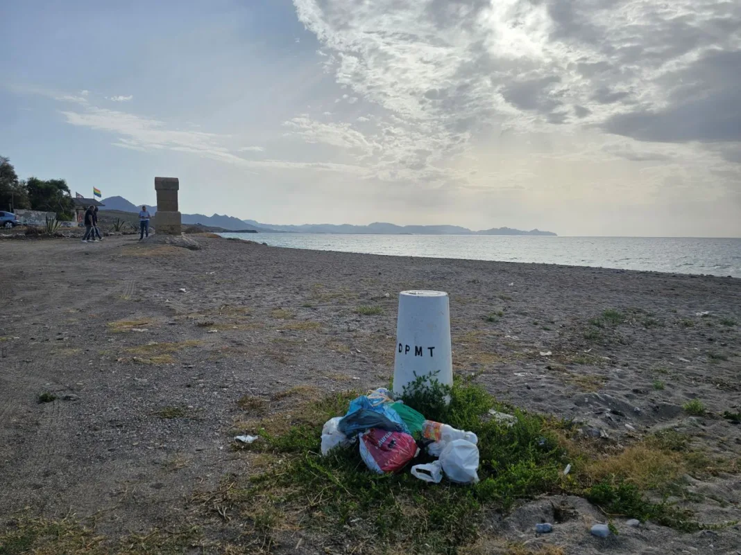 El PSOE denuncia el abandono de las playas lorquinas antes del verano