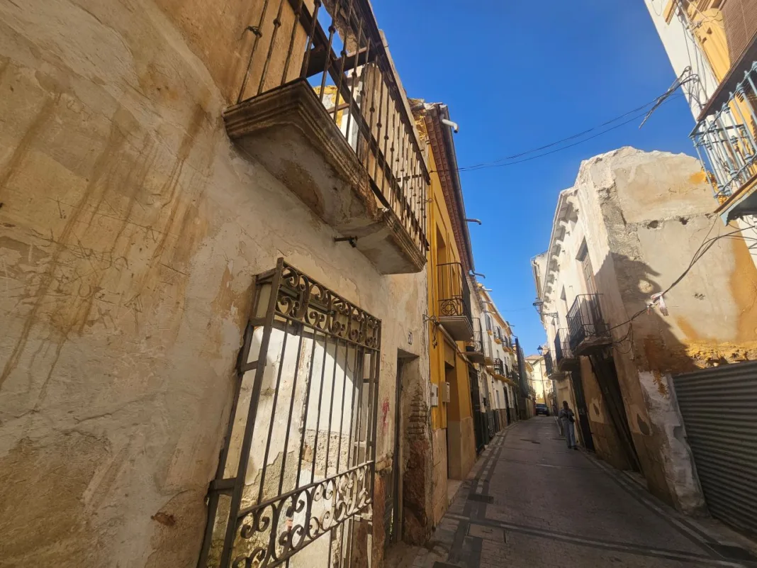 El PSOE denuncia el abandono de edificios municipales en ruina en la calle Cava El PSOE denuncia el abandono de edificios municipales en ruina en la calle Cava
