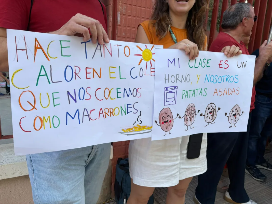 El CEIP Santa María de Gracia vuelve a movilizarse por el calor y los problemas eléctricos