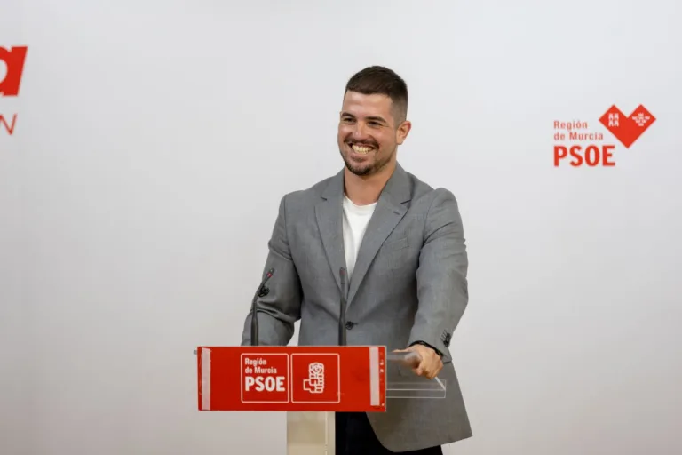 El PSOE amenaza con llevar al Constitucional el decreto de vivienda de López Miras