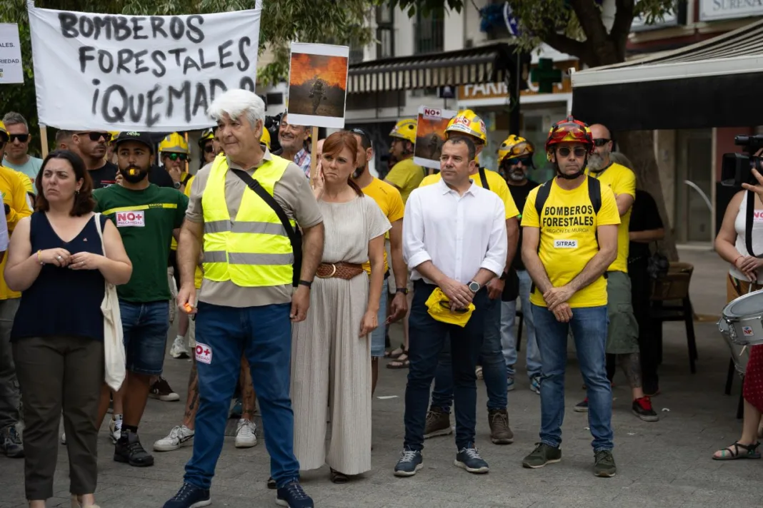 El PSOE denuncia salarios bajos y falta de efectivos entre los bomberos forestales