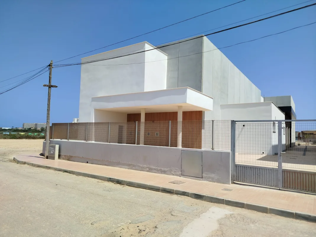 Centro Multiusos de La Manga sigue cerrado veinte meses después de terminarse