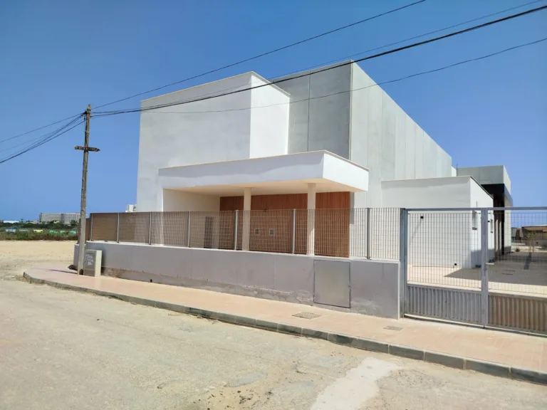 Centro Multiusos de La Manga sigue cerrado veinte meses después de terminarse