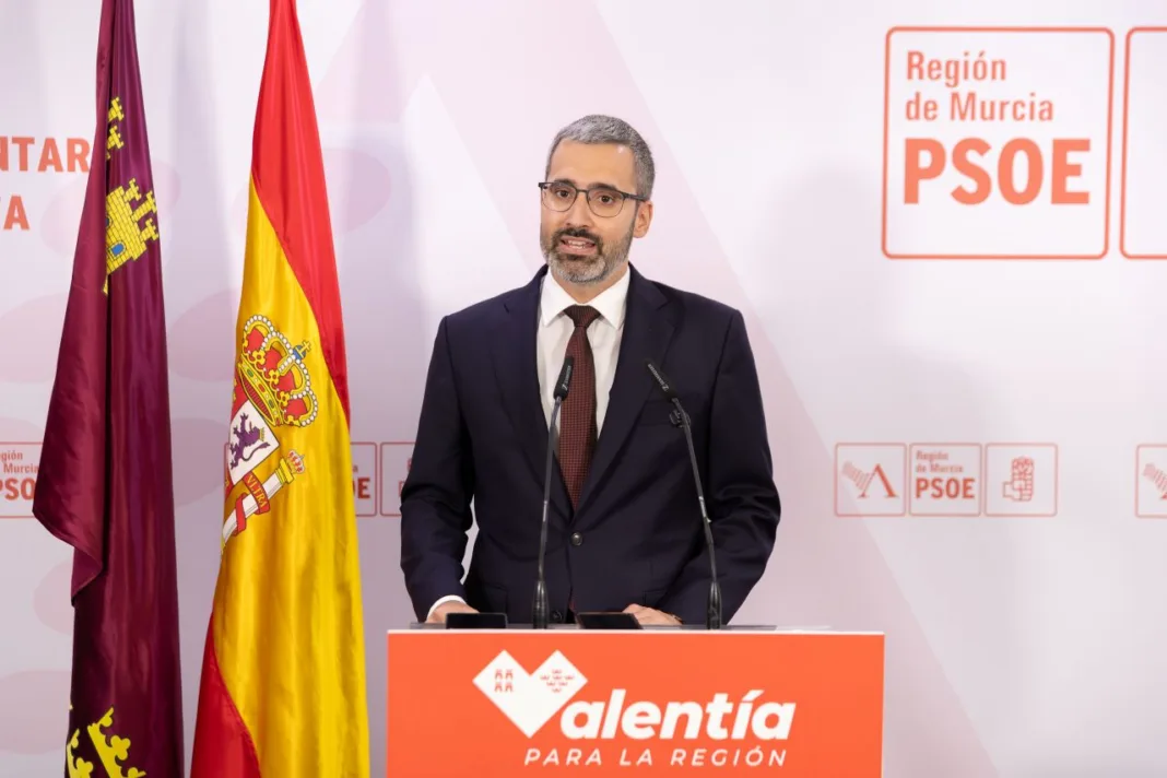 Lucas acusa a López Miras de vivir en una "Región ficticia" tras nueve años de gobierno