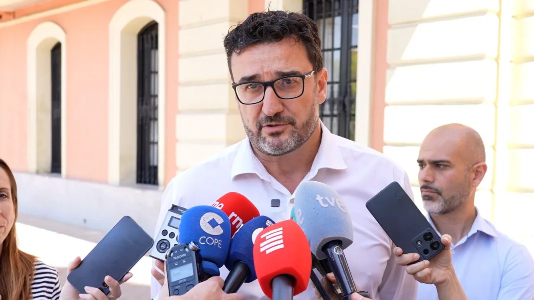 El PSOE acusa a Rebeca Pérez de pasividad ante el uso privado de medios públicos
