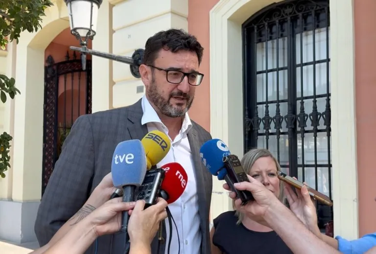 El PSOE denuncia trabajadores de una contrata como público en un acto municipal