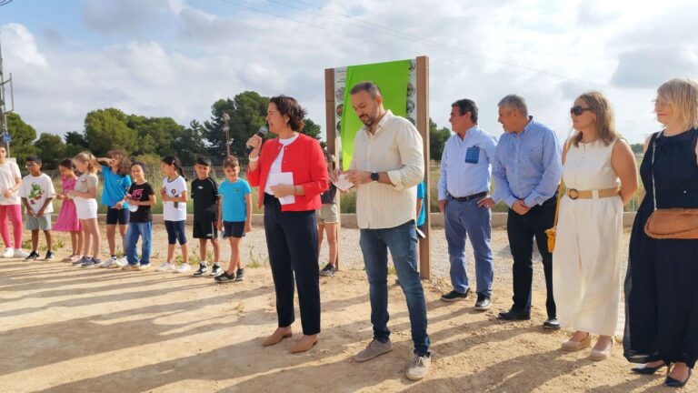 La Aljorra estrena un patio más verde con especies autóctonas y nuevas zonas de sombra