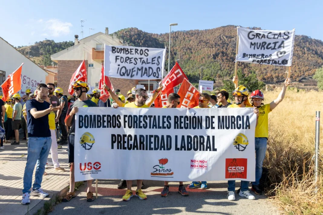 Manifestación bomberos 2 El PSOE acusa a López Miras de dejar la Región “en un polvorín”
