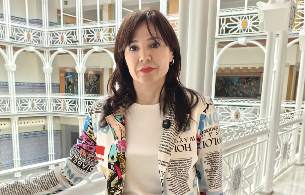 La presión sobre Ayala aumenta tras nuevas revelaciones sobre la trama de las prótesis