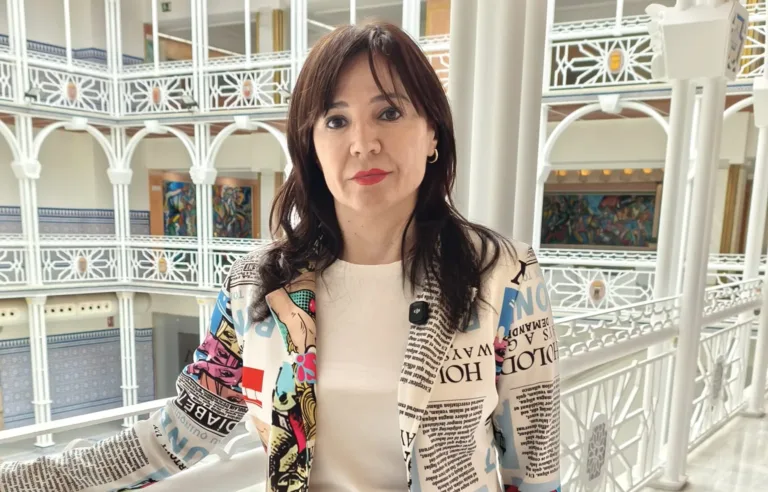 La presión sobre Ayala aumenta tras nuevas revelaciones sobre la trama de las prótesis