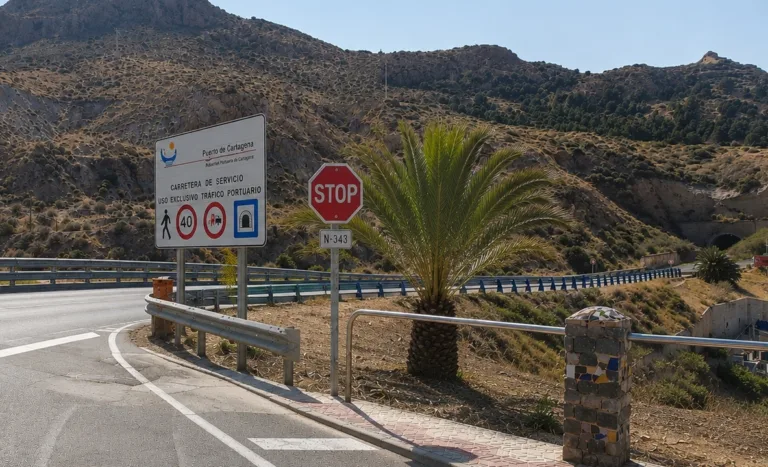 Contigo Cartagena alerta del riesgo de accidente en la salida de Cala Cortina