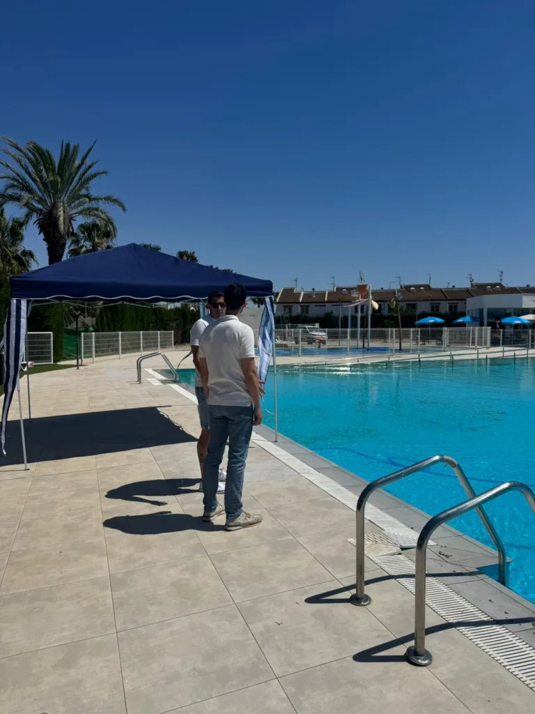 La piscina Ola Azul de Los Alcázares abre la temporada de verano