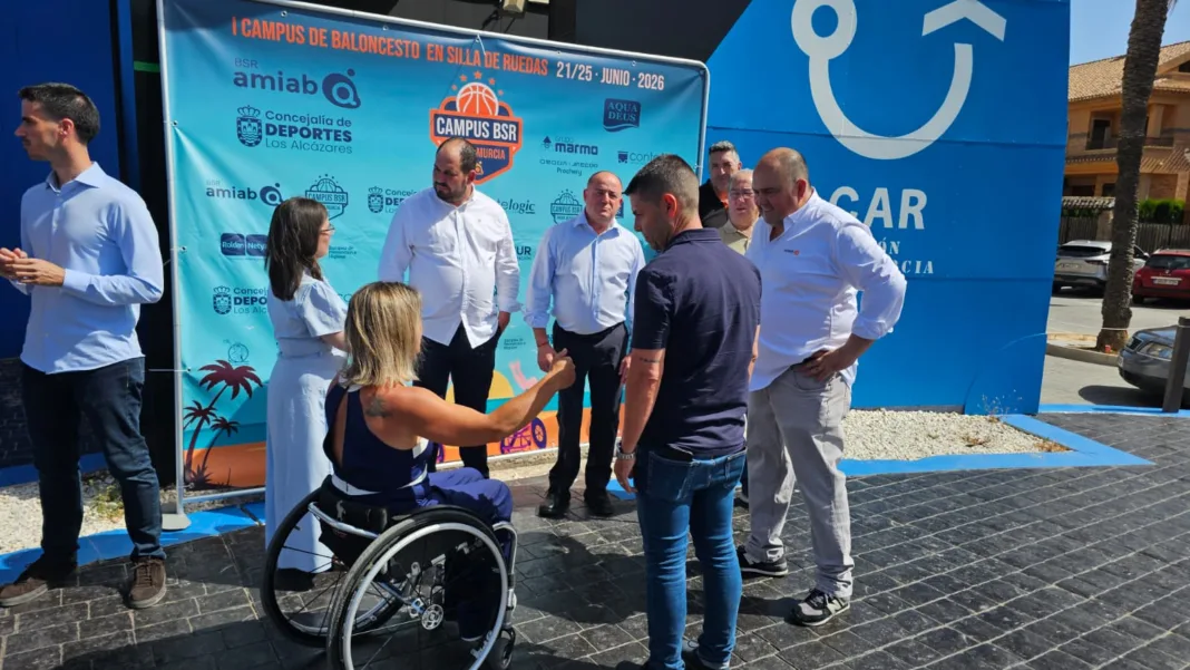Los Alcázares reúne a jóvenes promesas del baloncesto en silla de ruedas en un campus pionero