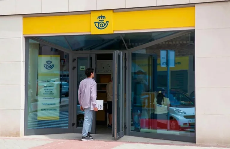 Catorce oficinas de Correos tramitan la regularización migrante en la Región de Murcia