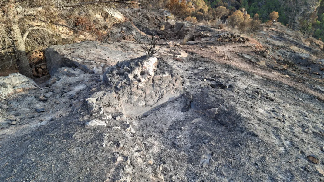 Restos_castillo_Garres_calcinados_Huermur_4 La Fiscalía investiga el incendio de Los Garres tras la denuncia de Huermur