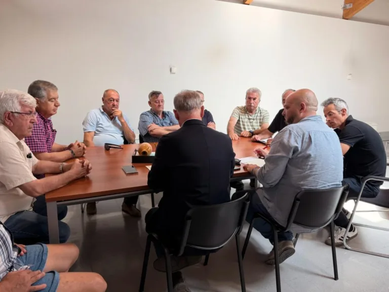 El PSOE denuncia subidas de hasta el 100% en los amarres del puerto