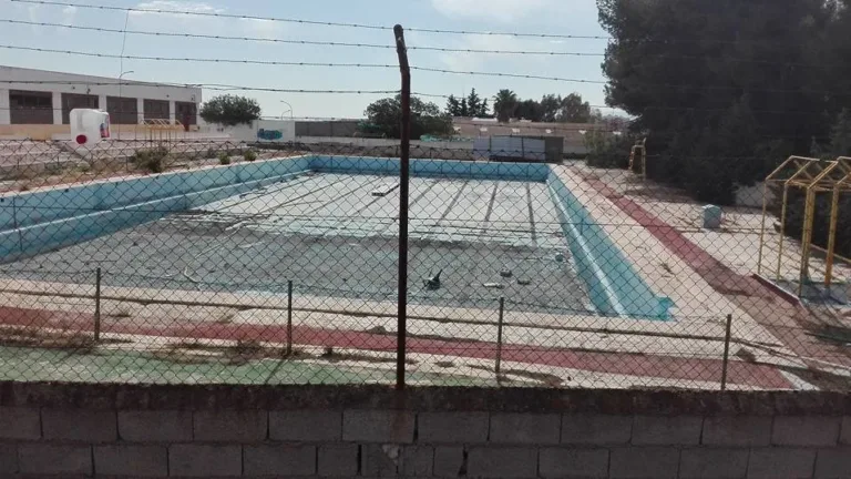 Alcantarilla afronta meses sin piscina entre obras y quince años de cierre