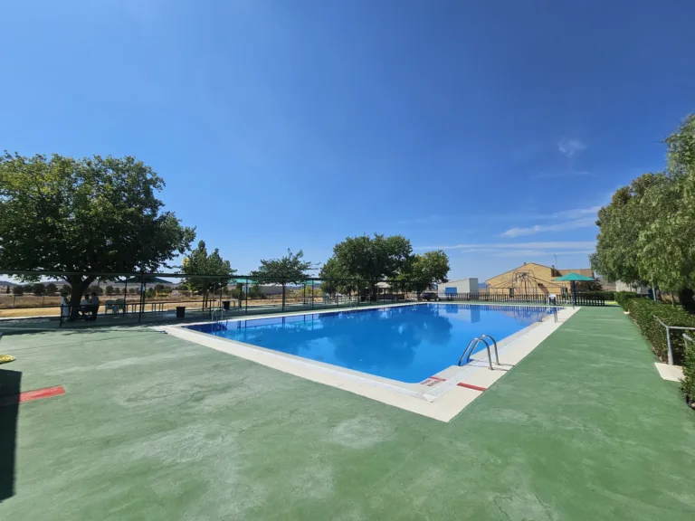 El PSOE denuncia que la piscina de Zarcilla de Ramos excluye a personas con movilidad reducida