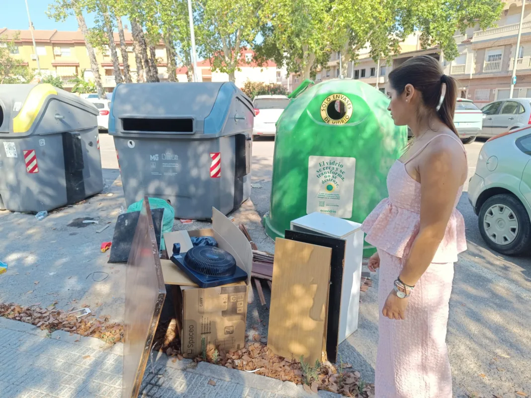 IMAGEN 4 LA ALBERCA Murcia acumula enseres en la calle mientras las citas superan el mes