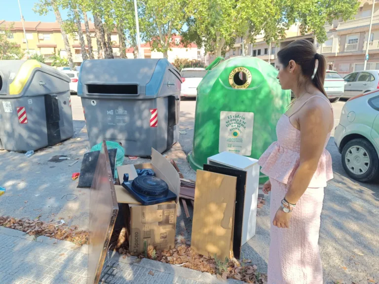 Murcia acumula enseres en la calle mientras las citas superan el mes