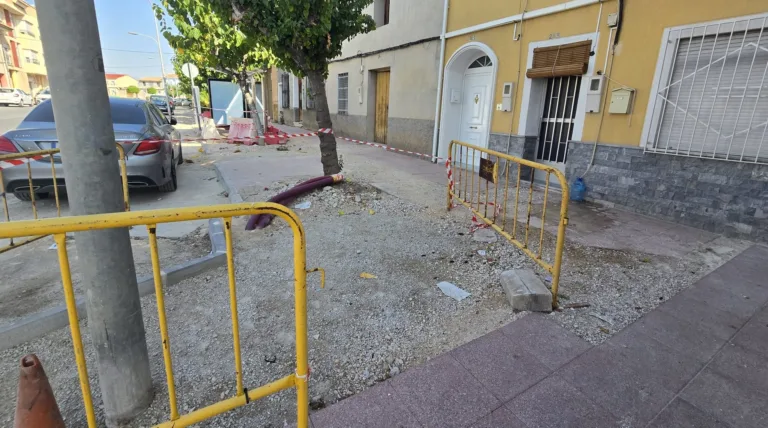 El PSOE denuncia ocho meses de parálisis en las obras de El Llano