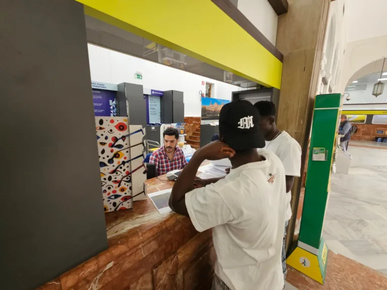 Correos tramitará hasta septiembre las subsanaciones de la regularización migrante
