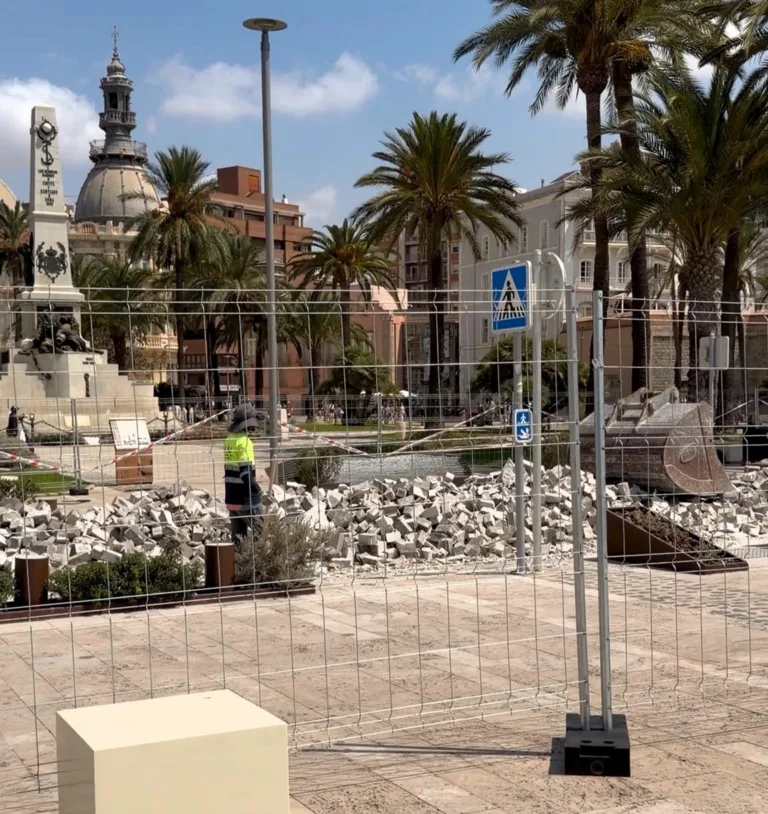 El PSOE denuncia nuevas obras en la Plaza Mayor del puerto cuatro años después