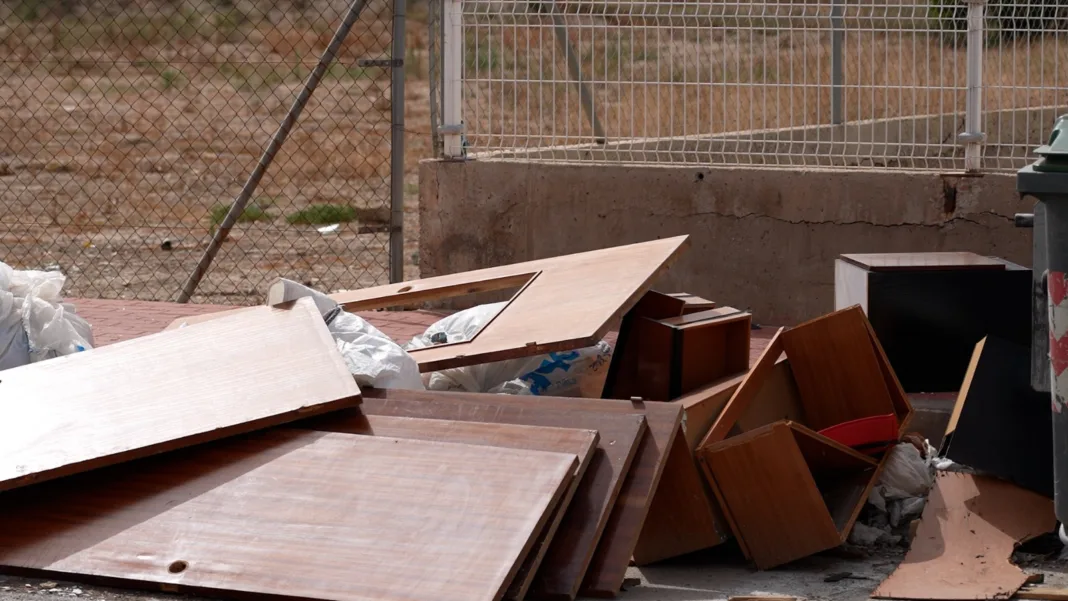 1IMAGEN MUEBLES Y ENSERES El PSOE denuncia el colapso de la limpieza en Murcia y más de 1.000 contenedores sin usar