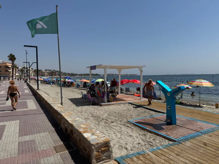 La Playa del Espejo refuerza su accesibilidad con nuevos equipamientos