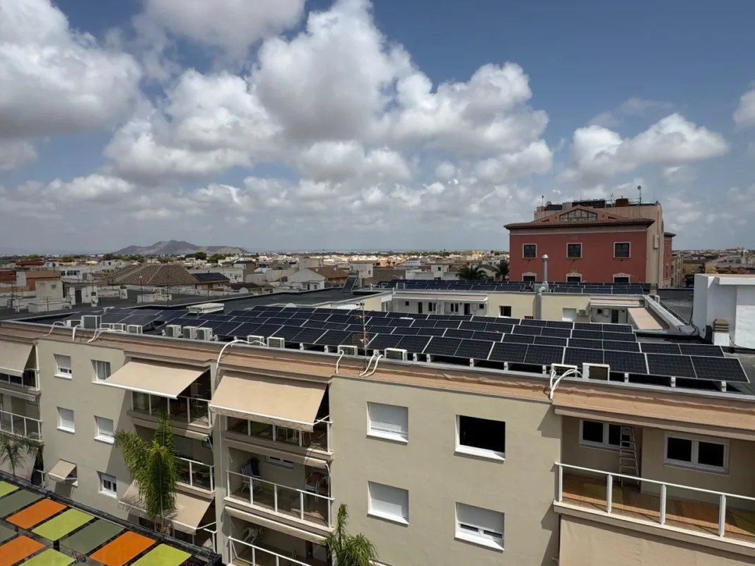ED ALCAZAR PLACAS SOLARES (002) El Edificio Alcázar culmina su rehabilitación con un ahorro energético superior al 80%