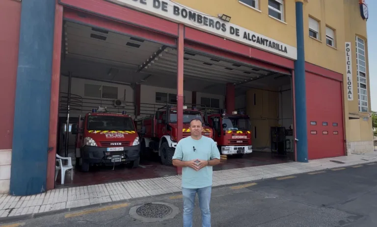 El PSOE denuncia que un bombero quedó fuera de un incendio por falta de EPI