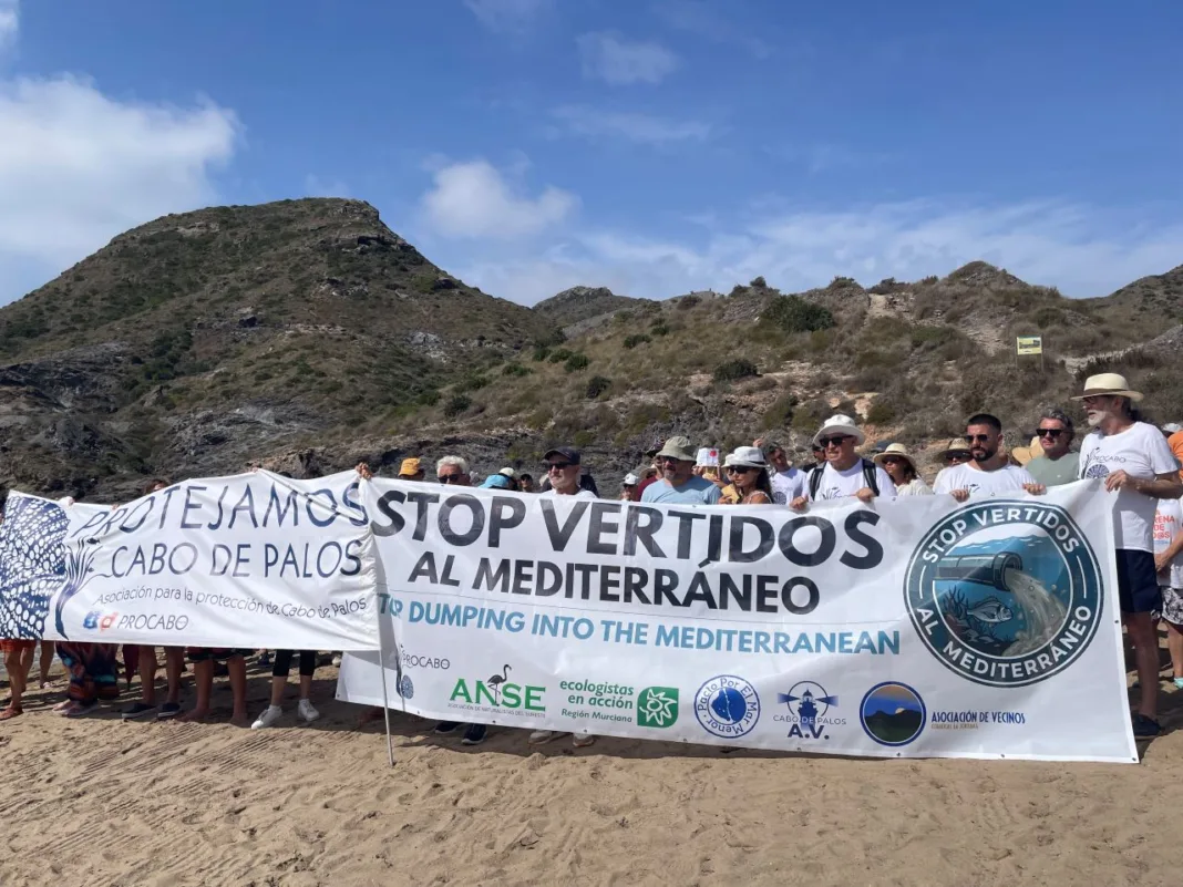 Vecinos y ecologistas exigen acabar con el vertido de aguas depuradas en Cala Reona