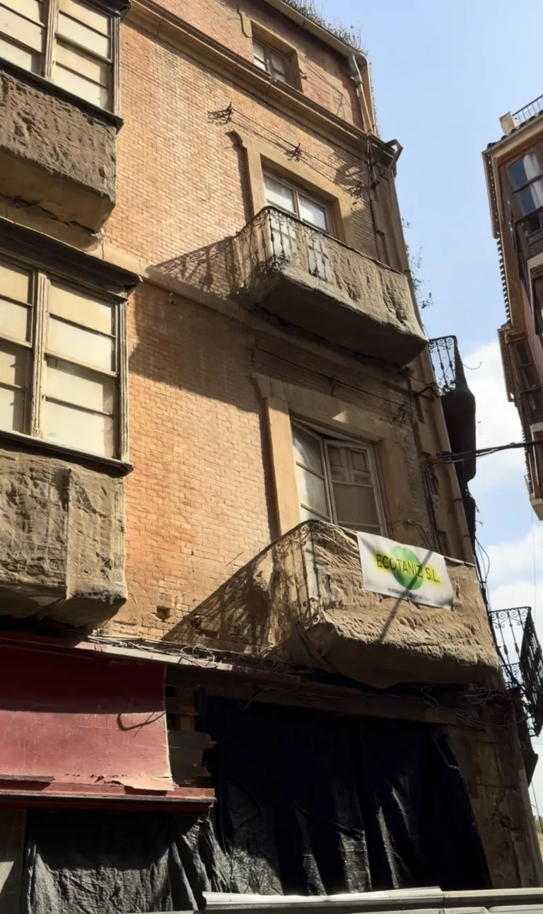 El PSOE denuncia tres meses de retraso en el derribo urgente de la calle Honda
