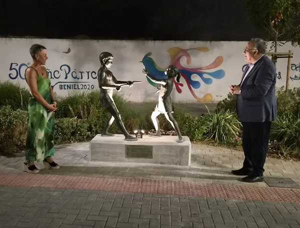 La alcaldesa, Mari Carmen Morales, junto al autor de las esculturas, José Hernández «Martita y Tomás» regresan al espacio público de Beniel tras renovar la plaza de la Hispanidad