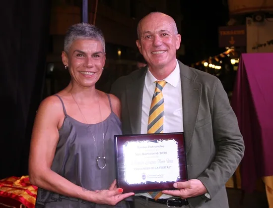 La alcaldesa, Mari Carmen Morales, junto al pregonero de las fiestas, Longinos Marín Beniel abre sus fiestas patronales con el pregón de Longinos Marín y el cartel de Santi García