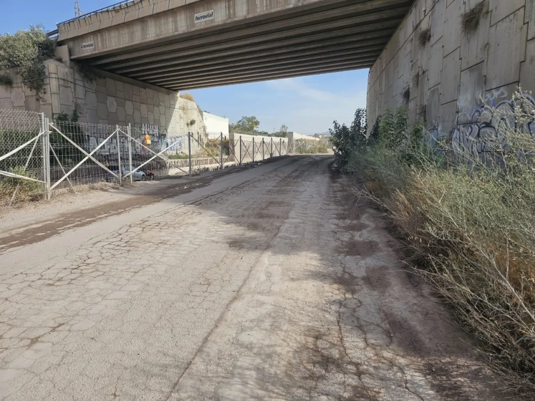 El PSOE alerta del riesgo para peatones y vehículos en la Avenida de Sutullena