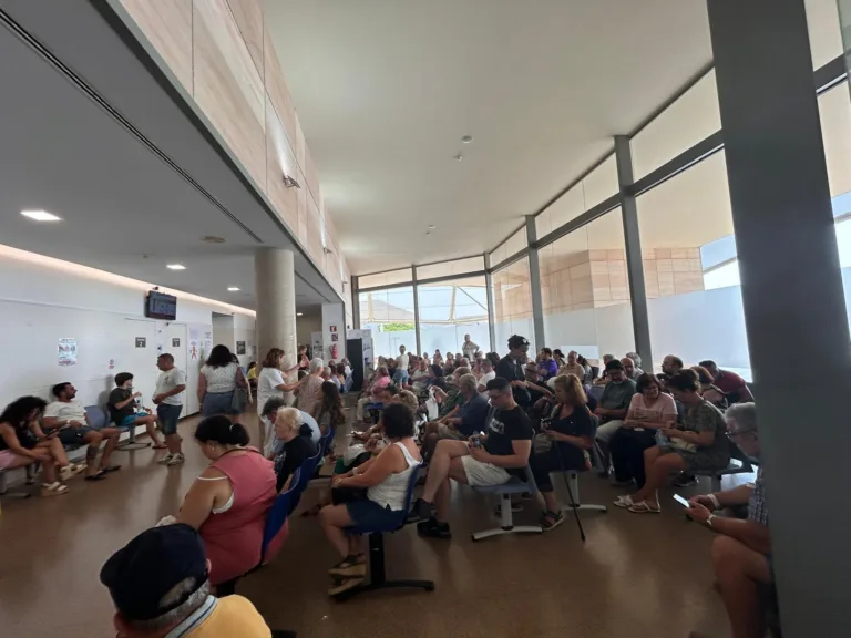 El PSOE denuncia esperas de más de ocho horas en Urgencias de Santa Lucía